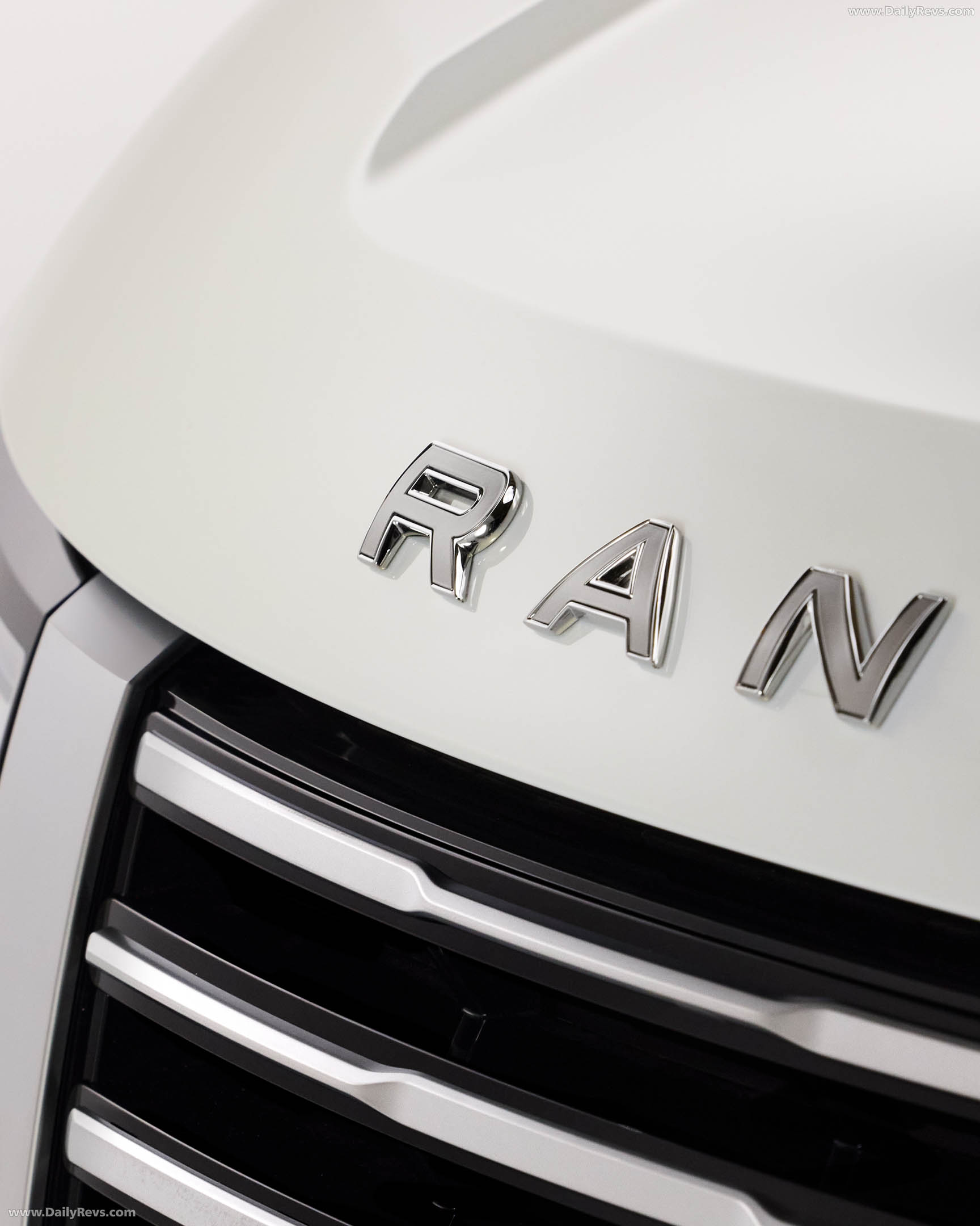 2026 Land Rover Range Rover SV Pearl Luster Exterior